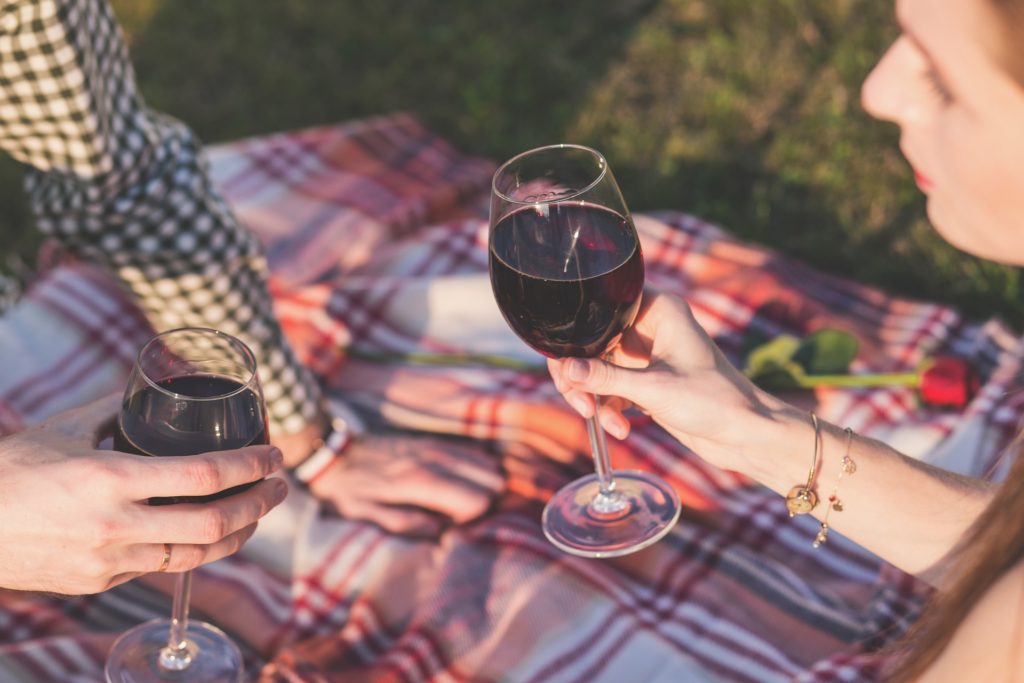Date nights are so important to have! But sometimes it just seems out of the budget... Here are 43 fun and frugal date ideas to try with your sweetie!