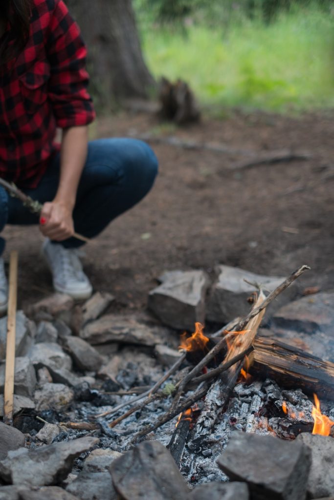 Date nights are so important to have! But sometimes it just seems out of the budget... Here are 43 fun and frugal date ideas to try with your sweetie!