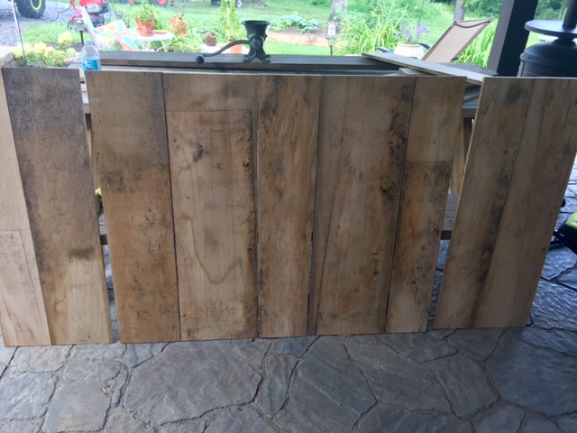See how I built a DIY Folding Craft Fair Checkout Stand with scrap wood and $0. Ring up customer and package gifts on your own checkout stand!