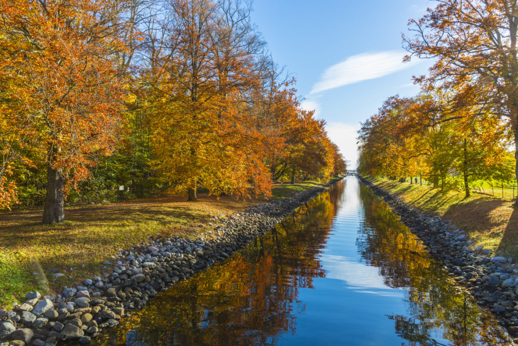 12 frugal fall date ideas to make sure you have a fun and sweet season with your special someone! Try one or all of these date ideas this fall! 