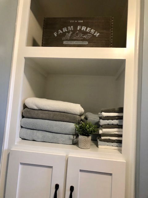 Is your bathroom one of the hardest places to organize? These bathroom organization tips for busy people will help to quickly get organized! Is your bathroom one of the hardest places to organize? These bathroom organization tips for busy people will help to quickly get organized!