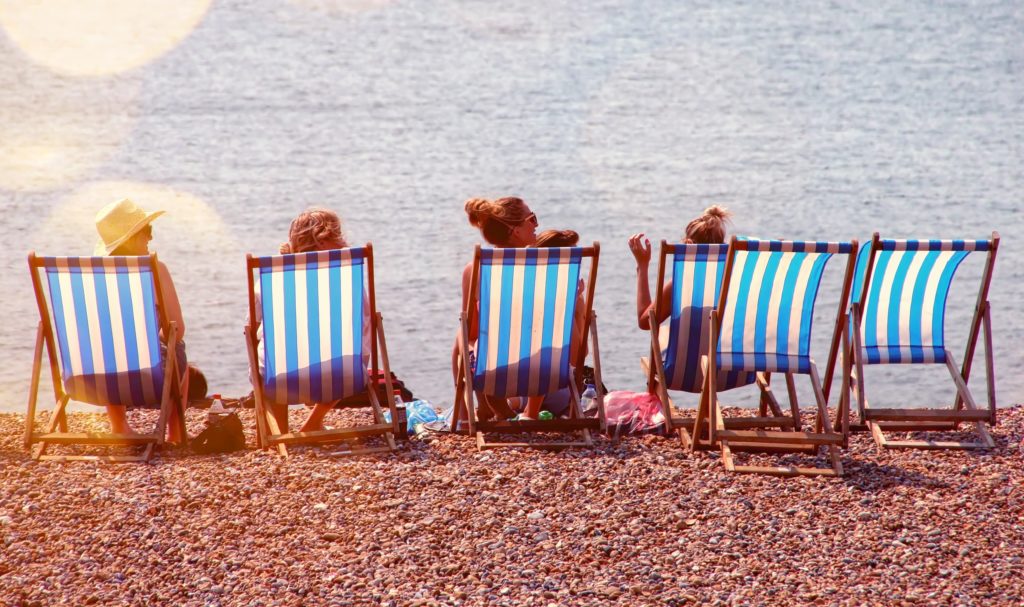 Do you want to travel and go on vacation, without breaking your budget? Learn how to save for a vacation in just 4 easy steps. This is the plan we used to save for our Hawaii trip!