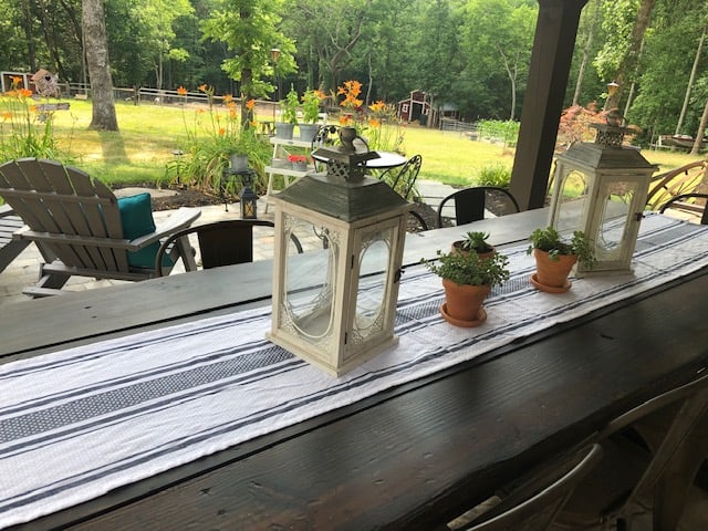Decorate your outdoor table with these budget friendly summer patio table decor ideas. Get the farmhouse look in your backyard with lanterns and table decor