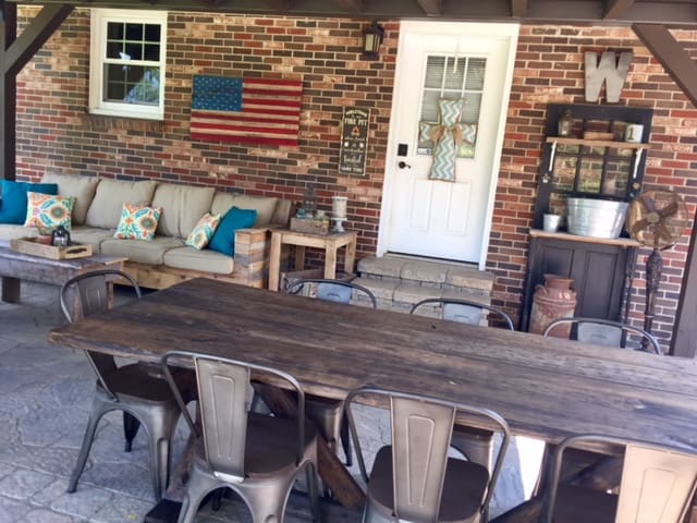Decorate your outdoor table with these budget friendly summer patio table decor ideas. Get the farmhouse look in your backyard with lanterns and table decor