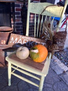 17 cheap ideas to decorate your home for fall so you can stay in budget and have a beautiful home decorated for fall! Try these ideas today!