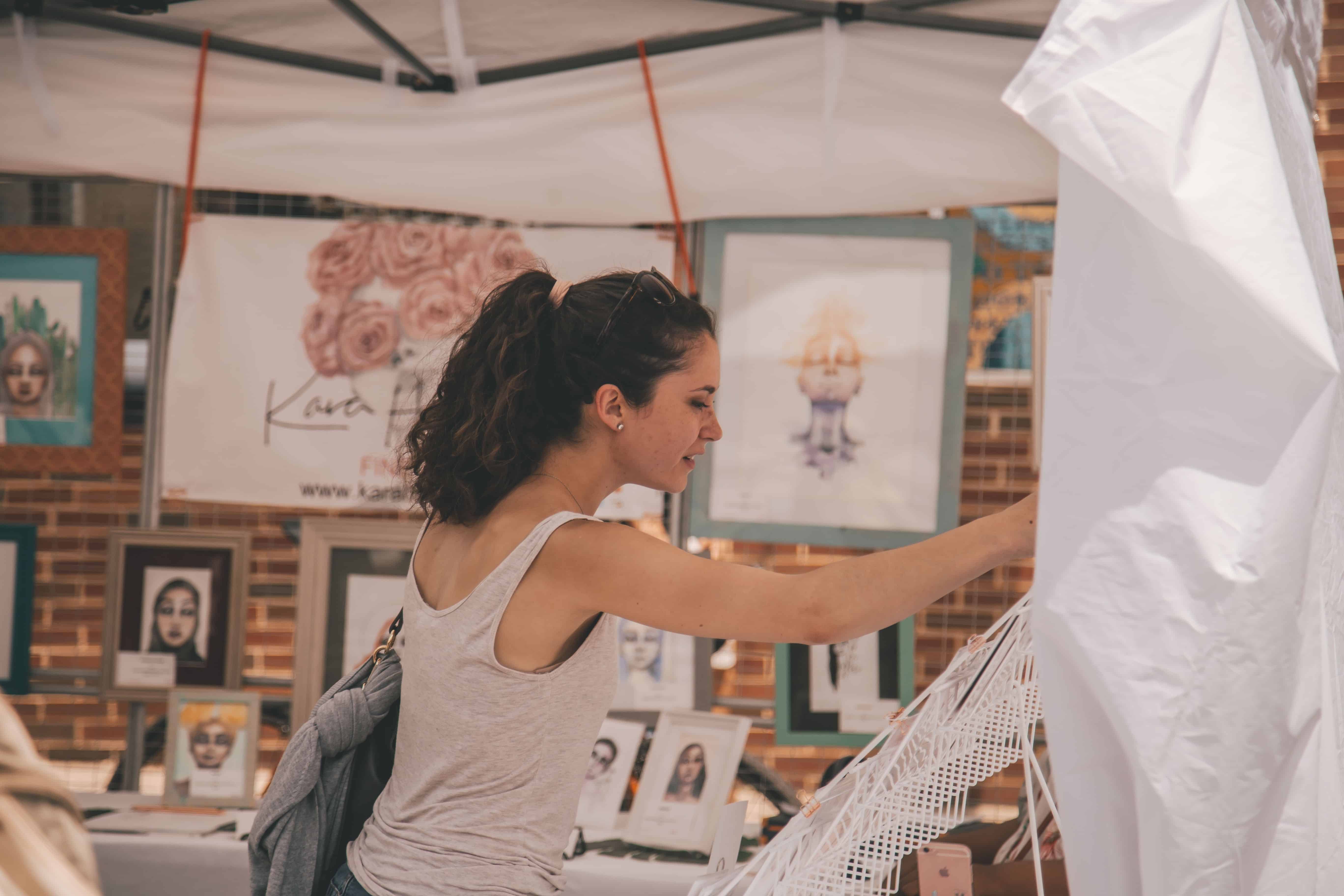These unique and easy craft ideas to make and sell will help you build your handmade business to make some extra cash! Check out these DIY crafts to sell!