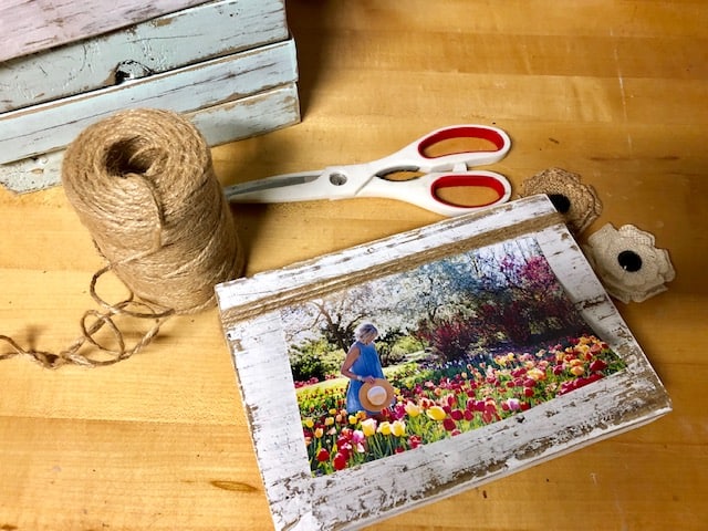 Looking for ideas to use scrap wood? This DIY scrap wood picture frames tutorial is the perfect cheap and easy craft project. You can make these to sell, give as gifts, or decorate your home.