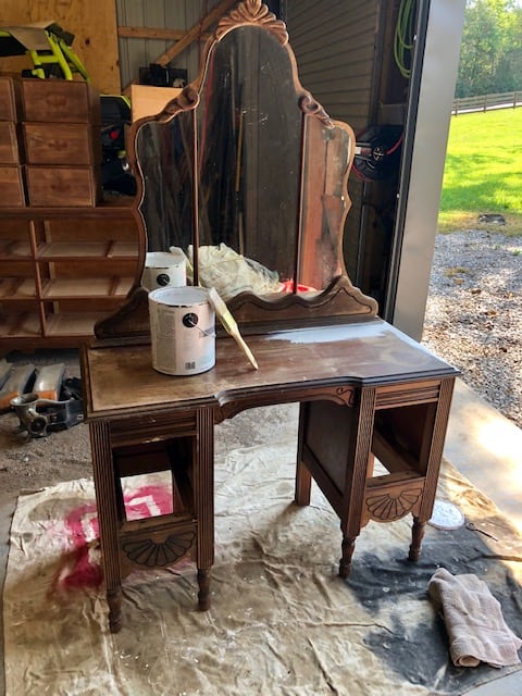 Check out this farmhouse DIY vanity makeover painted project! Perfect for a bathroom or bedroom. Great inspiration for dresser makeovers!
