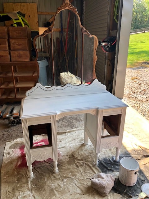 Check out this farmhouse DIY vanity makeover painted project! Perfect for a bathroom or bedroom. Great inspiration for dresser makeovers!