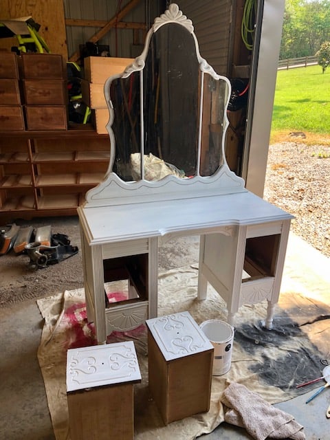 Check out this farmhouse DIY vanity makeover painted project! Perfect for a bathroom or bedroom. Great inspiration for dresser makeovers!