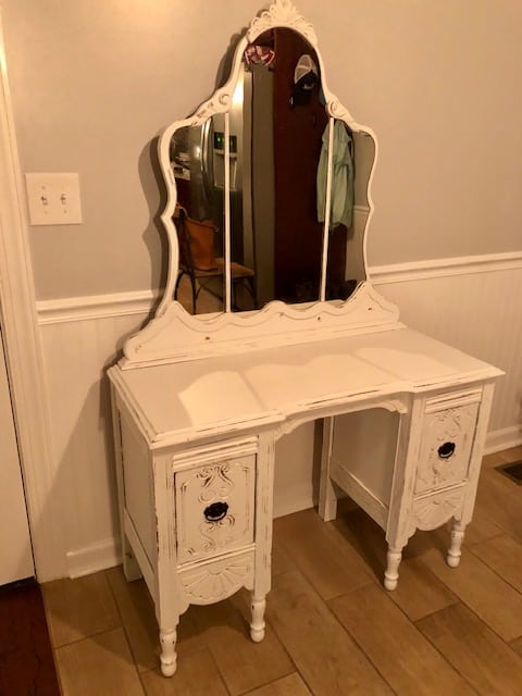 Check out this farmhouse DIY vanity makeover painted project! Perfect for a bathroom or bedroom. Great inspiration for dresser makeovers!