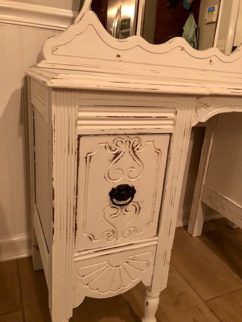Check out this farmhouse DIY vanity makeover painted project! Perfect for a bathroom or bedroom. Great inspiration for dresser makeovers!
