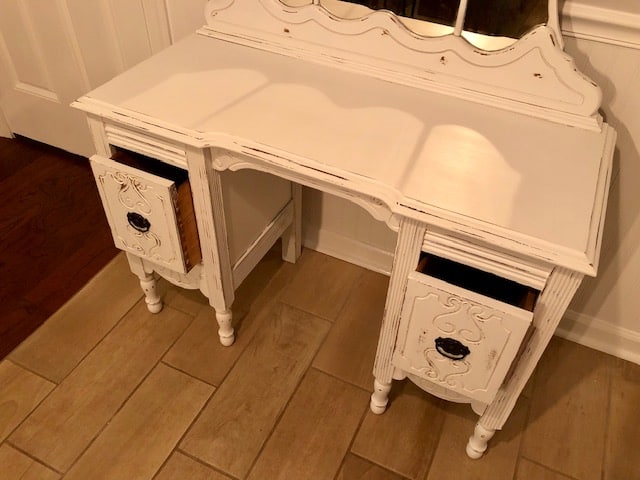 Check out this farmhouse DIY vanity makeover painted project! Perfect for a bathroom or bedroom. Great inspiration for dresser makeovers!