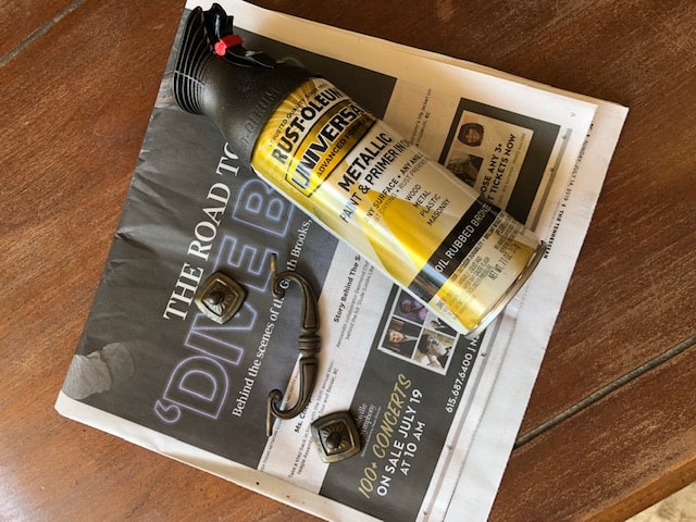 Check out this farmhouse DIY vanity makeover painted project! Perfect for a bathroom or bedroom. Great inspiration for dresser makeovers!