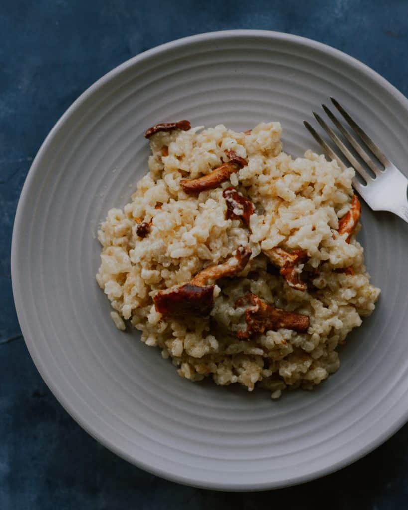 These 15 ideas of 10 minute meals are perfect for dinner tonight. Easy, cheap, and simple meals with 4 ingredients or less. Perfect for kids or just for one