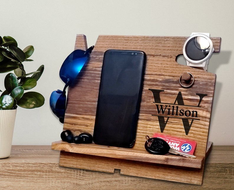 Check out this list of 21 first Father's Day gift ideas to find the perfect gift for new dads. Personalized gifts, custom photo gifts, and more!