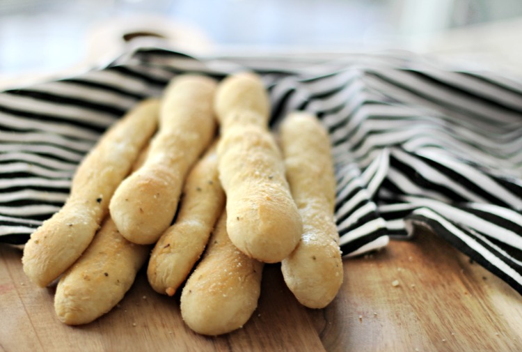 Make your own bread with these easy homemade bread recipes today. No knead, no yeast, flatbread, wheat, white, rolls, and dutch oven recipes!