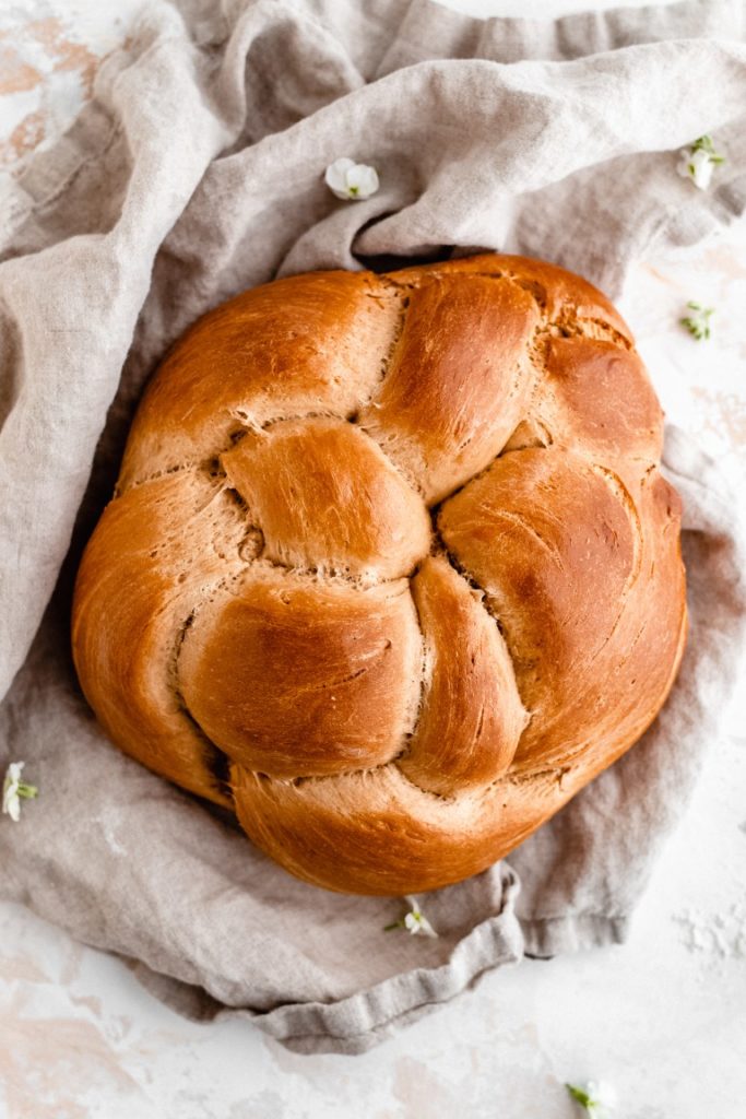Make your own bread with these easy homemade bread recipes today. No knead, no yeast, flatbread, wheat, white, rolls, and dutch oven recipes!