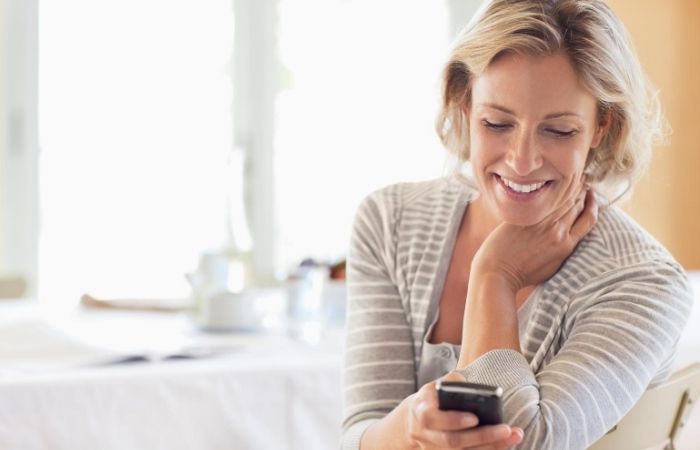 Want to learn how to save money on your cell phone plan? Tello is the best frugal cell phone plan that can help you cut your cell phone bill in half!