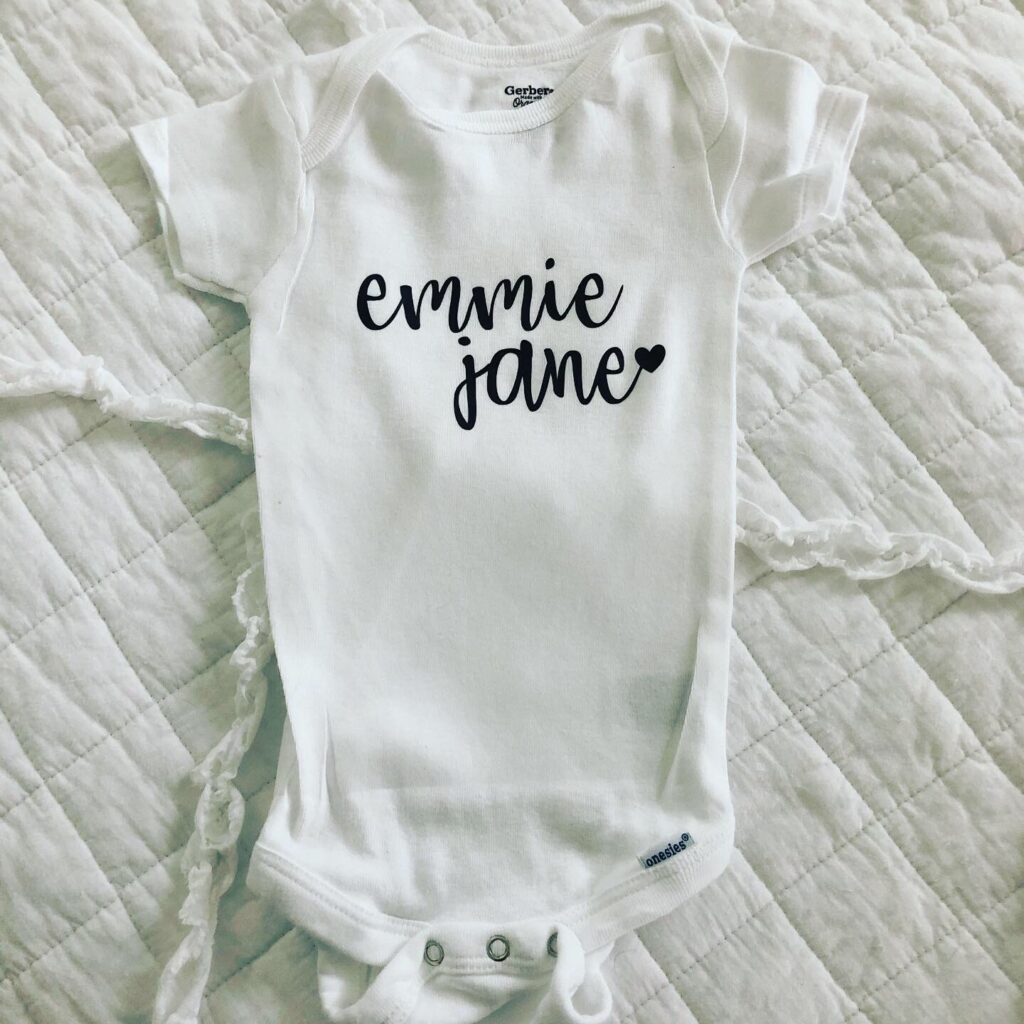 Get the step by step Cricut tutorial to make your own personalized DIY baby name onesie for your baby or for a sweet baby shower gift! 