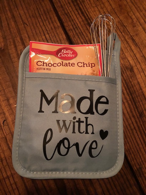 Make this simple, easy, and frugal Dollar Tree DIY iron on potholder for a quick gift for a neighbor, teacher, friend, coworker, or grandparents!