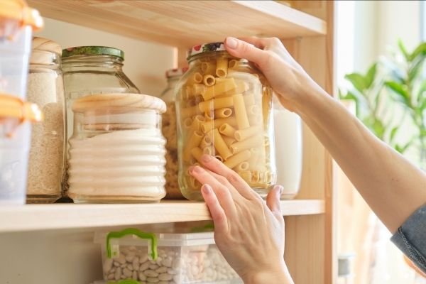 Be prepared for an emergency with a food stockpile. This list has the best budget foods to stockpile in case of an emergency.