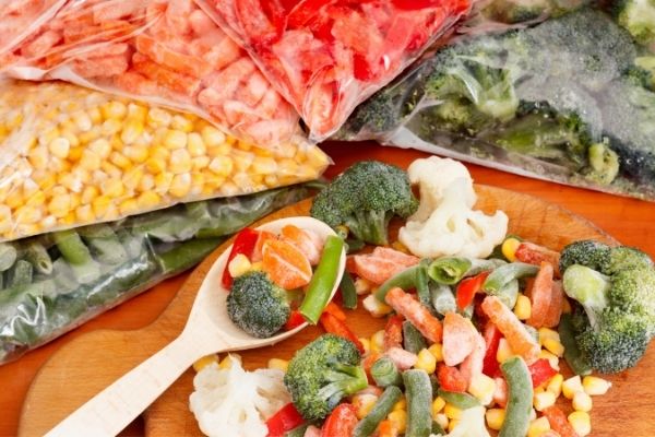 Looking for cheap foods and budget meal ideas? Check out this list of 20 frugal things to eat on a tight budget so you can eat great and save money!