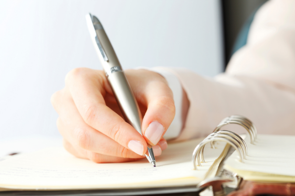 Ready to learn how to make a meal planning binder to organize your recipes, and make an easy meal plan? Learn how to make a DIY meal planning notebook.