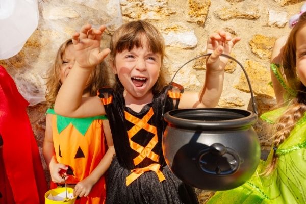 Try these ideas for Halloween fun on a budget! 10 frugal family Halloween ideas and activities: reading fall and Halloween books, painting pumpkins, DIY crafts