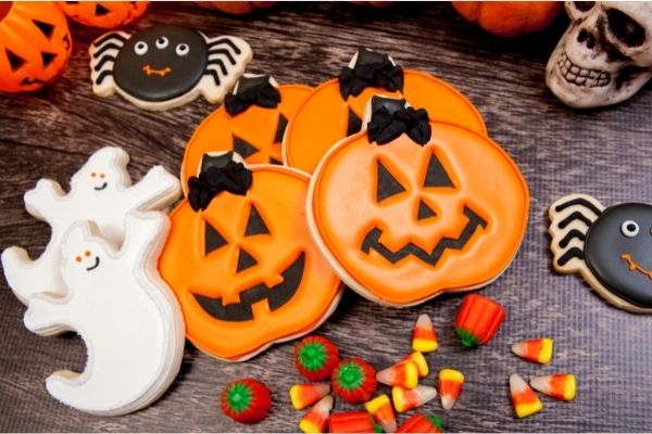 Try these ideas for Halloween fun on a budget! 10 frugal family Halloween ideas and activities: reading fall and Halloween books, painting pumpkins, DIY crafts