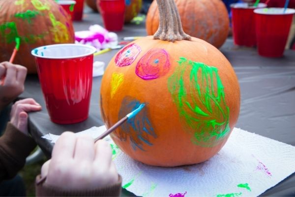 Try these ideas for Halloween fun on a budget! 10 frugal family Halloween ideas and activities: reading fall and Halloween books, painting pumpkins, DIY crafts