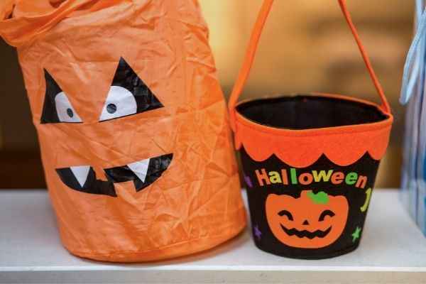 Try these ideas for Halloween fun on a budget! 10 frugal family Halloween ideas and activities: reading fall and Halloween books, painting pumpkins, DIY crafts