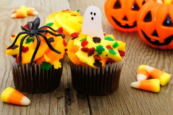 Try these ideas for Halloween fun on a budget! 10 frugal family Halloween ideas and activities: reading fall and Halloween books, painting pumpkins, DIY crafts