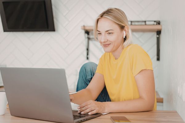 Want to start a cookie cake business from home? Learn how to turn your love of baking into extra income with tips for cottage food laws, pricing cookie cakes, finding customers, setting up a simple menu, marketing locally, and building a small home bakery business.
