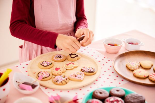 Want to start a cookie cake business from home? Learn how to turn your love of baking into extra income with tips for cottage food laws, pricing cookie cakes, finding customers, setting up a simple menu, marketing locally, and building a small home bakery business.