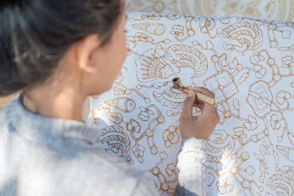 What is selling on Etsy right now? Discover 35 of the best things to sell on Etsy, including digital downloads, handmade products, personalized gifts, craft supplies, vintage items, home decor, and more. Perfect for new Etsy sellers looking for profitable product ideas and inspiration for starting an online shop.